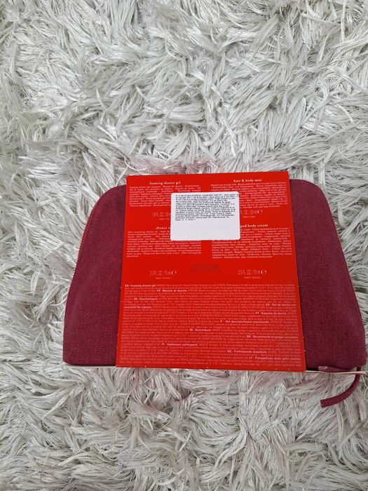 Set cosmetice calatorie sigilat.