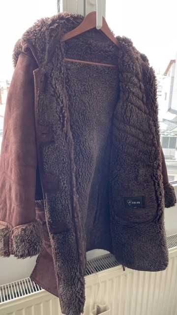 Cojoc cu blana artificiala, cu gluga si manusi din piele