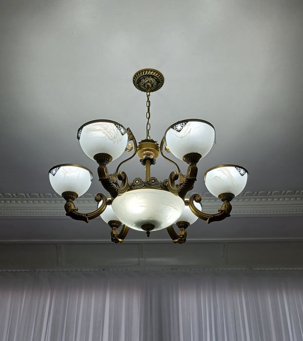 Lyustra zo'r turibdi