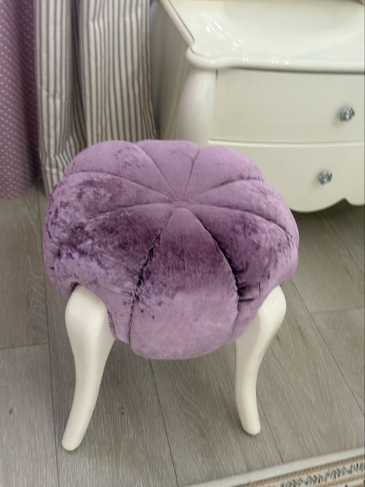 Зеркало с туалетным столиком + пуфик