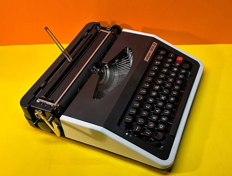 Чисто нова  Пишеща Машина Хеброс 1300 Ф клавиатура Кирилица Обслужена