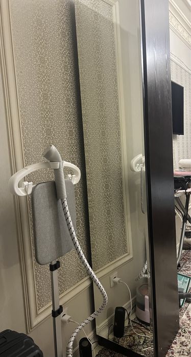 Высокий Шкаф с зеркалом.