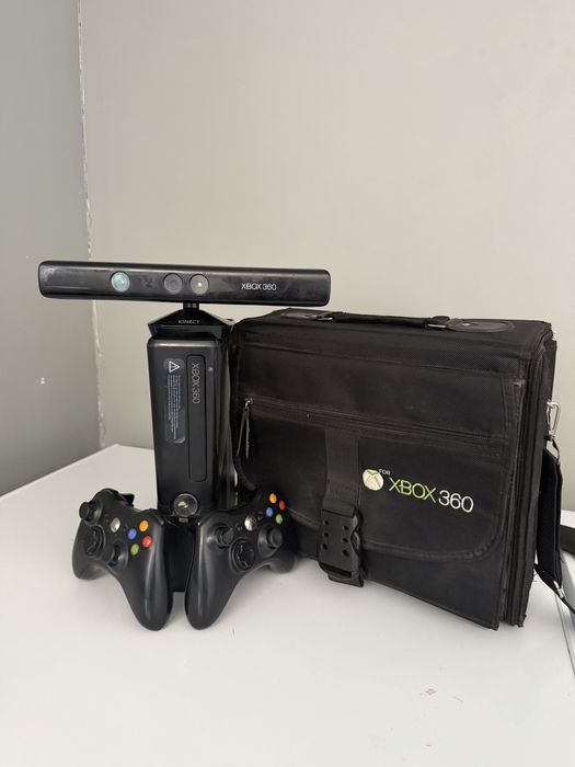 Xbox 360s + 2 геймпада + kinekt + кейс для приставки