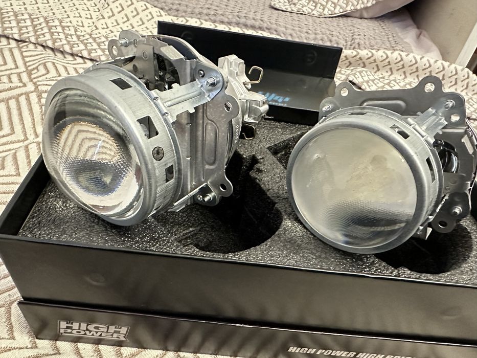 Продам штатные линзы (ксенон) на toyota land cruiser 200