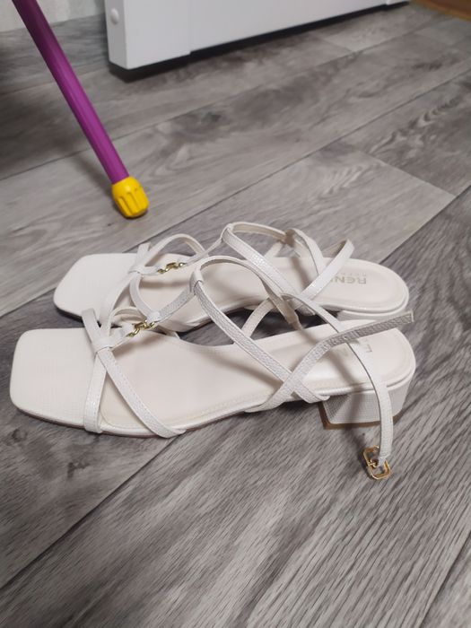 Женские босоножки