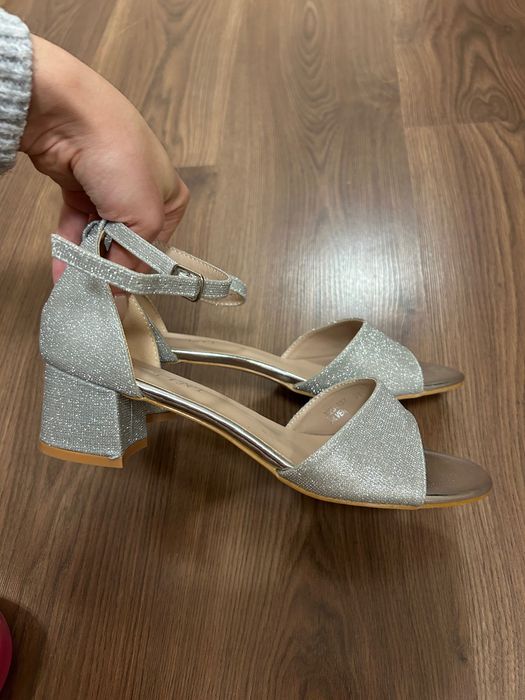 Сребристи сандали на среден ток, размер 39