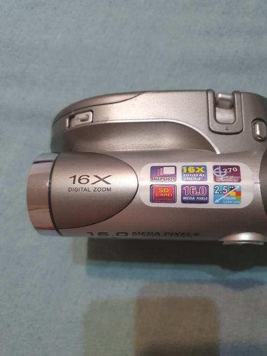 Camera foto video digitala Sony hdv-xr500x
Impecabila Funcționează perfect 
Are card 1gb
Fără alte accesorii