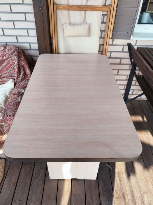 Продам стол  бежевый