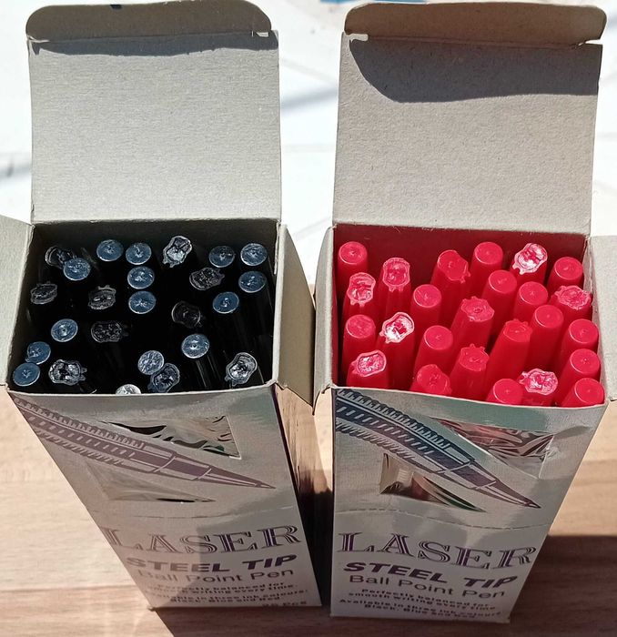 Химикалки – червени и черни на фирмата Атлас.