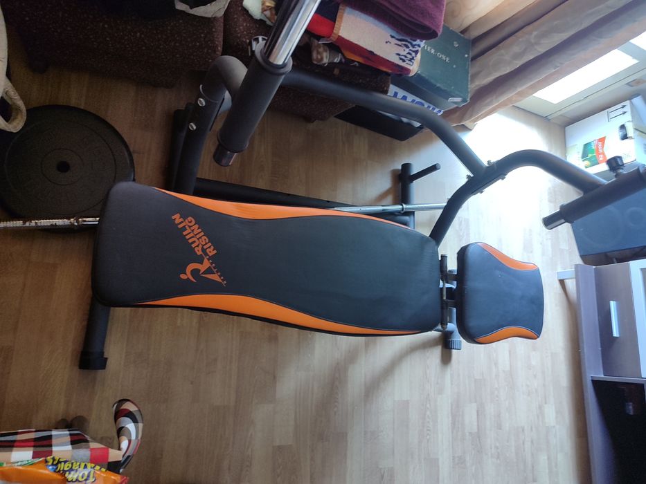 Лежанка със стойки за щанга.