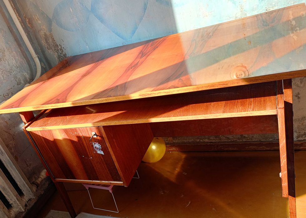 Деревянный письменный стол