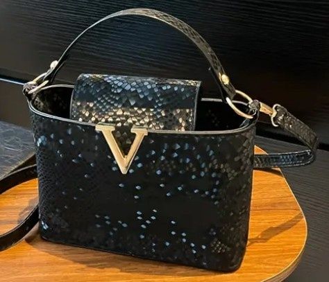 Geanta mini ,logo auriu,model Vltn,saculet