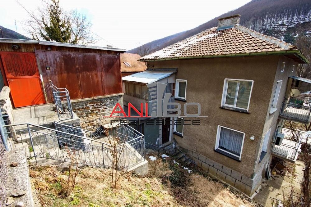 Къща в София, област-с.Чурек площ 150м2 цена 100000€