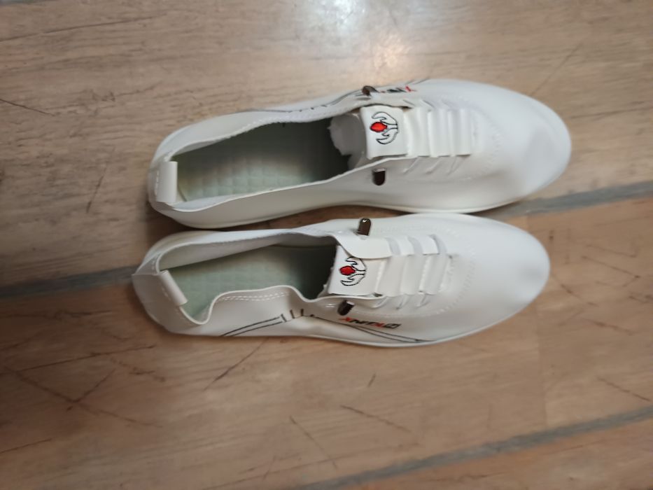 Маратонки нови 43