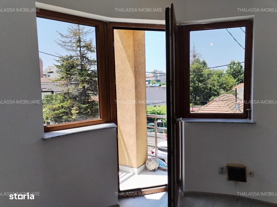 Apartament pe 3 niveluri cu scara interioara si curte — fotografia 3
