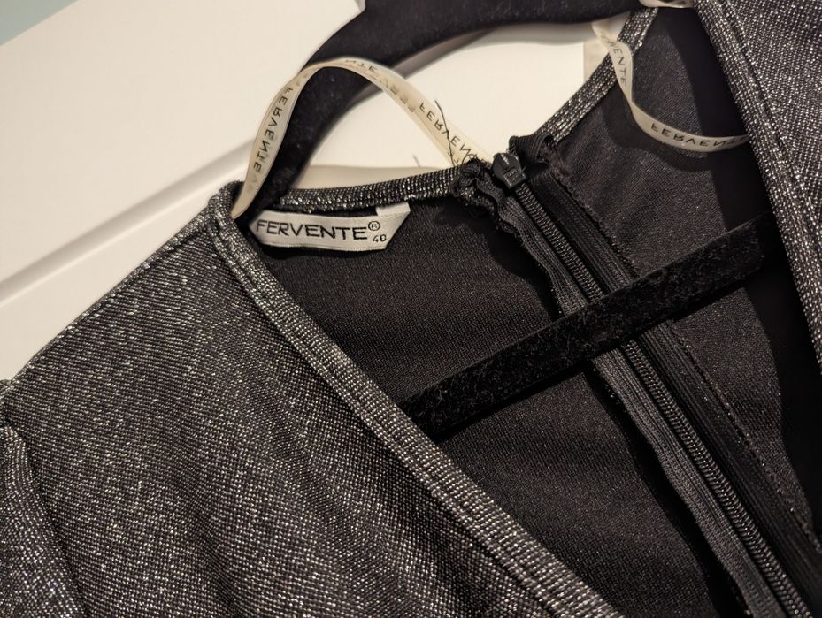 Vând rochie neagra cu fir argintiu, petrecuta