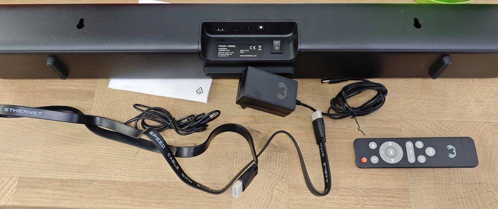 Саундбар Fresh 'n Rebel е стерео 2.0 система с мощност 28 W