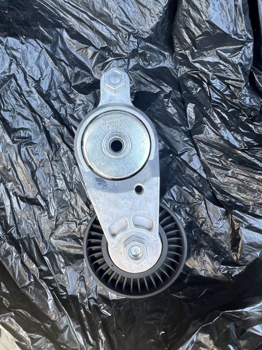 Продам натяжитель ремня