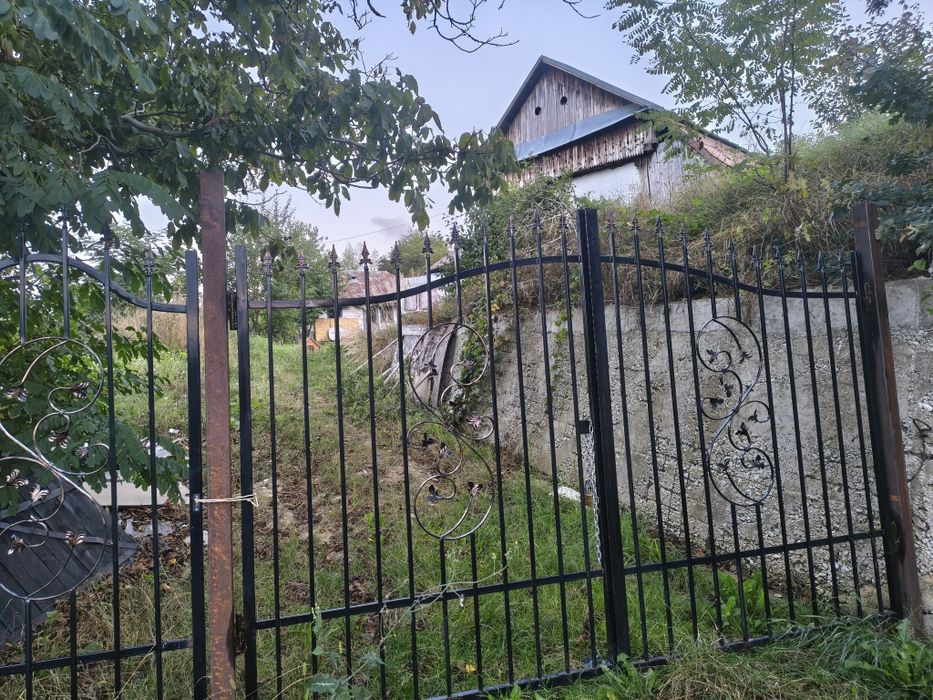 Vând casă bătrânească Leontinesti  jud Bacău locuibila și teren de 5000 m , cu livada și vie