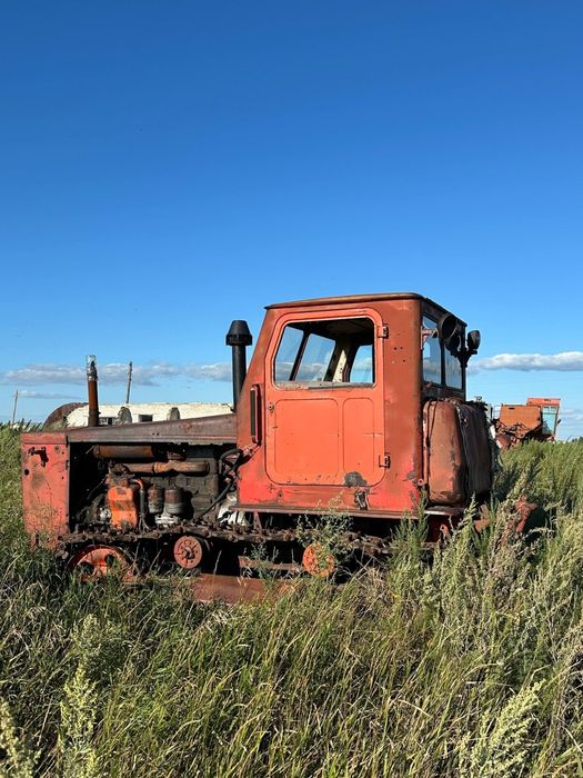Продам трактор "Т-4" с сеялками