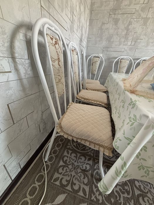 Стол стулья в отличном состоянии