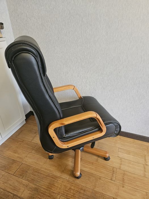 Кресло кожаная представительская