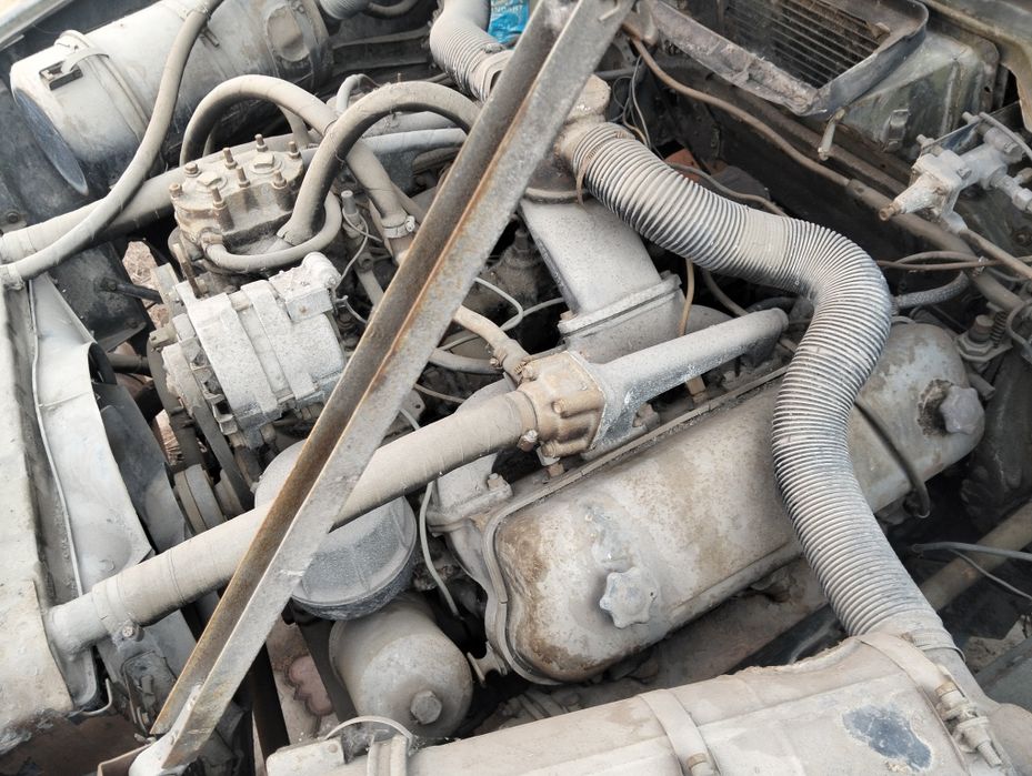 Продам двигатель с коробкой ямз 236.