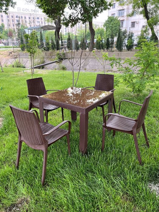 Плетеная и пластиковые.  Rotan To'qilgan stol stul