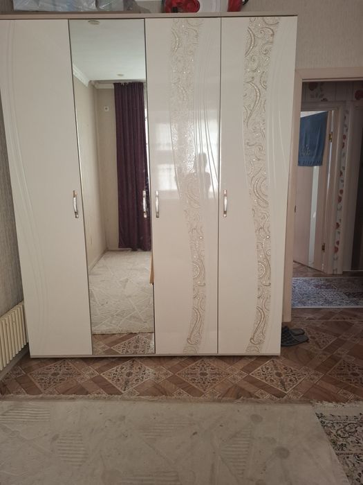Продаётся шифоньер с комод с зеркалом