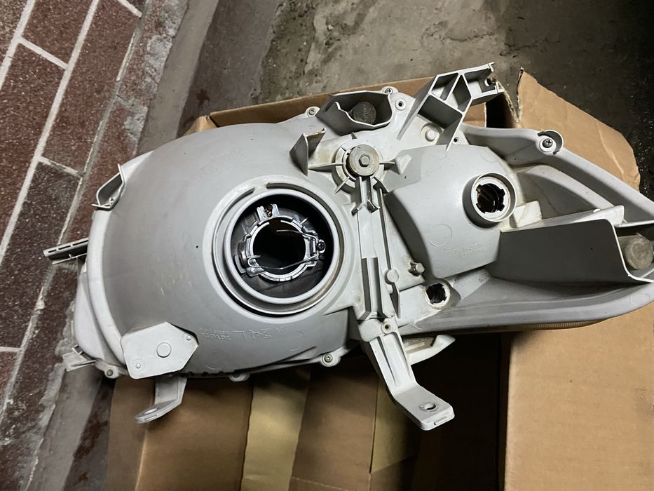 Фары Тойота  Хайландер 2007 года