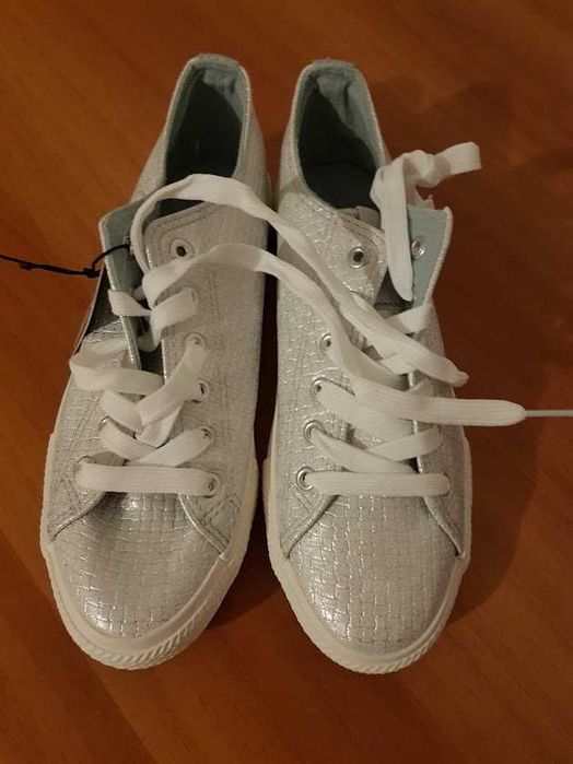 Tenesi/Sneakersi Chica 10,marimea 39,noi.70 lei