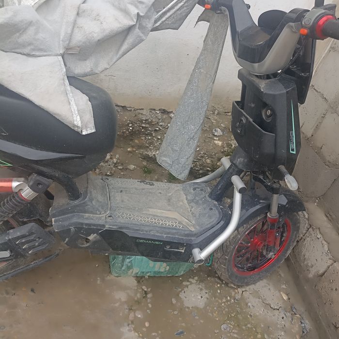 Skuter sotiladi Redlayn Deska