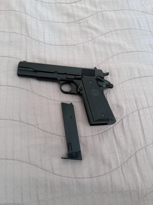 Airsoft пистолет