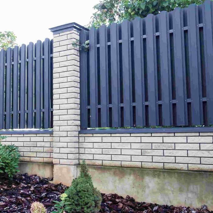 Garduri si porti din panouri stil jaluzele, sipca metalica, tabla cutata, plasa bordurata, fier forjat, BCA sau beton si alte modele disponibile