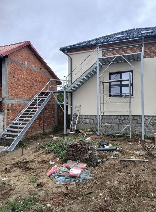 Scari metalice zincate cu podete si balustrada