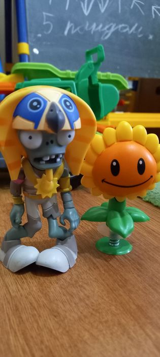 Продам фигурки игрушки из Растения против зомби