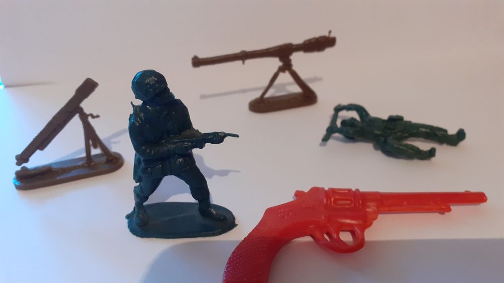 Играчки от шоколадови яйца и други