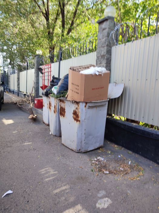 Вывоз мусора  в контейнере .