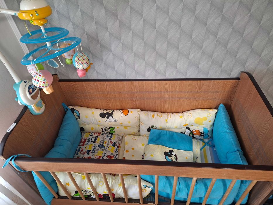 Pătuț din lemn bebeluș