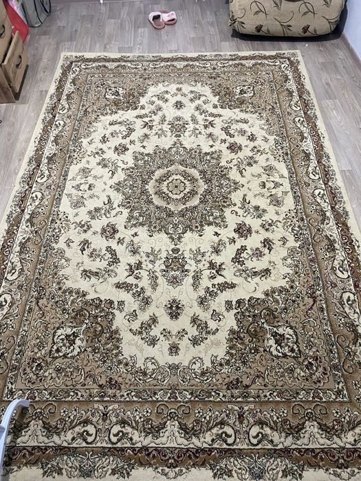 Продаётся качественный ковёр в отличном состоянии.