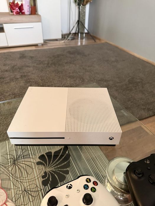 Vând Xbox one s 512 GB