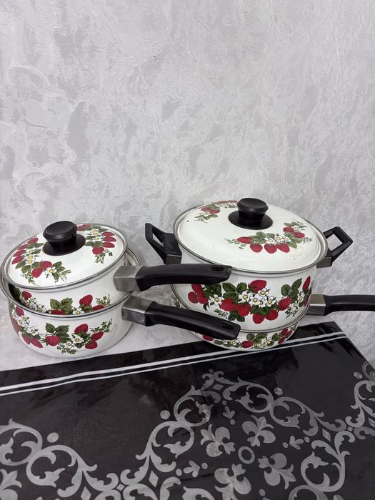 Набор кастрюли,