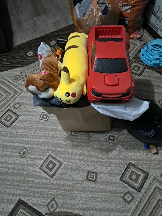 Продам 2 больших коробки игрушек.