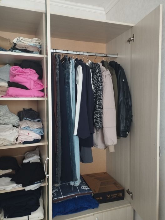 Продам шкаф вместительный с зеркалом