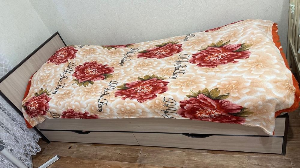 Продам две кровати и шкаф