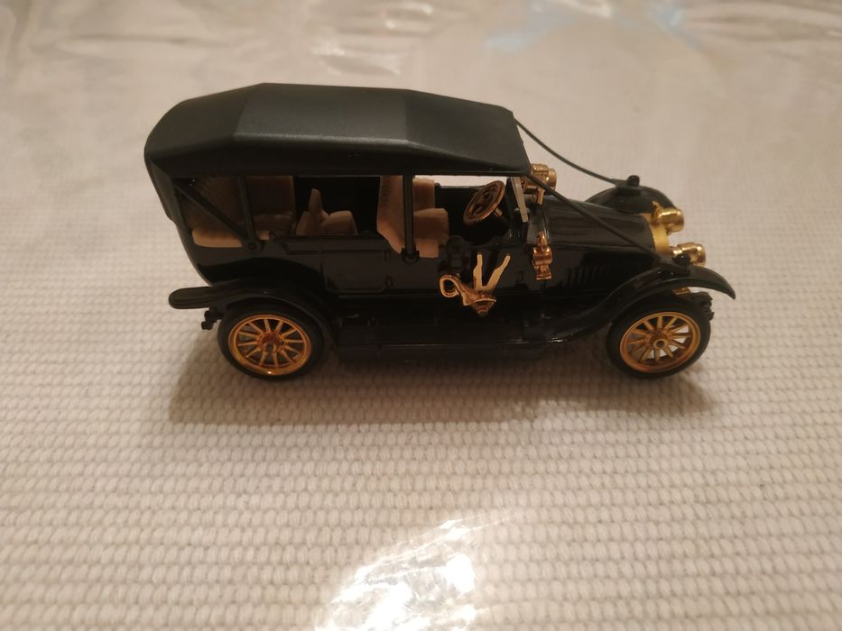 Продаю.игрушечную машинку.черного.цвета