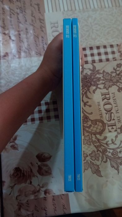 Мини албум на K-pop групата Twice в синьо