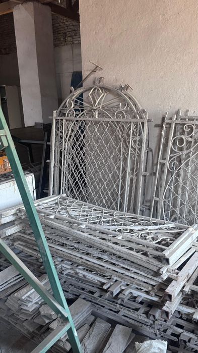 Офисная мебель, двери, решётки итд