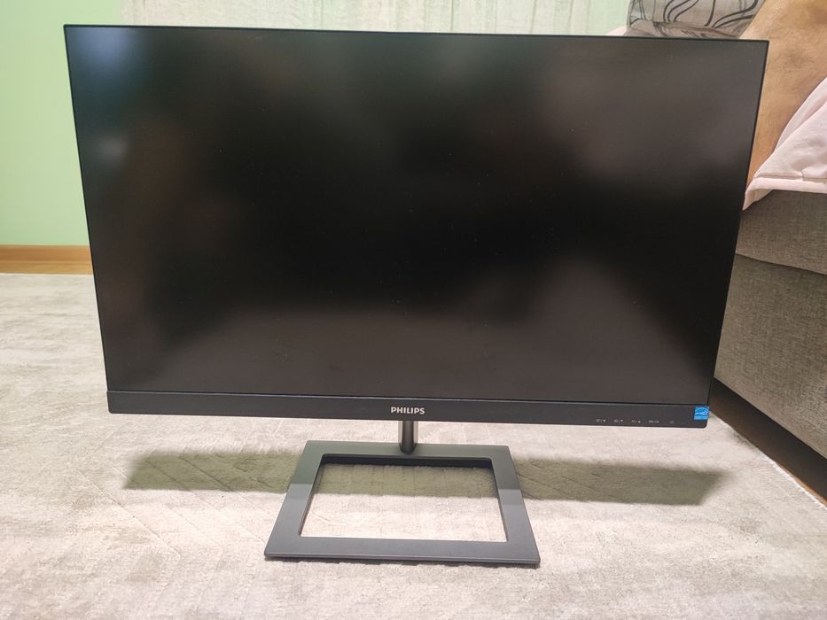 Настолен компютър с монитор, мишка и клавиатура