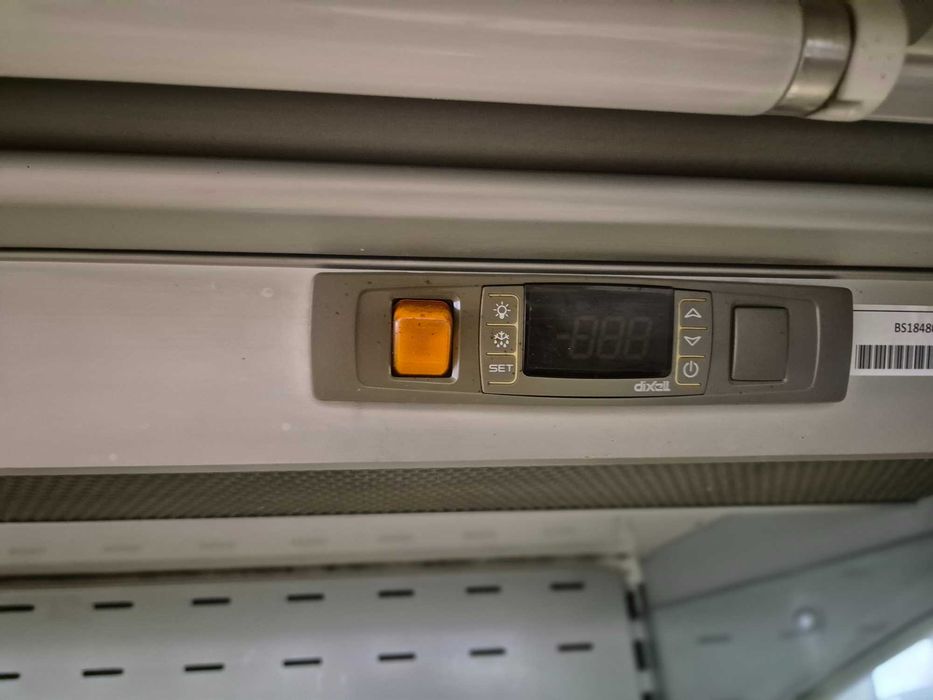 Голяма отворена хладилна витрина за магазин